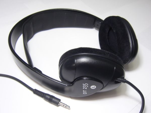 Audifonos Beyerdynamic DT 235 - Over-Ear